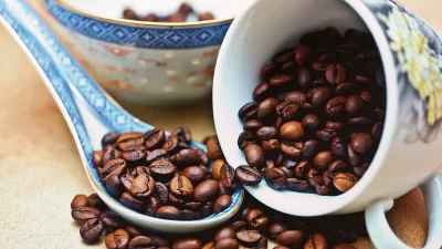 تعرف على أحدث أنواع القهوة في قهوة عُمق: دليل شامل لعشاق القهوة المقطرة 4  أحدث أنواع القهوة